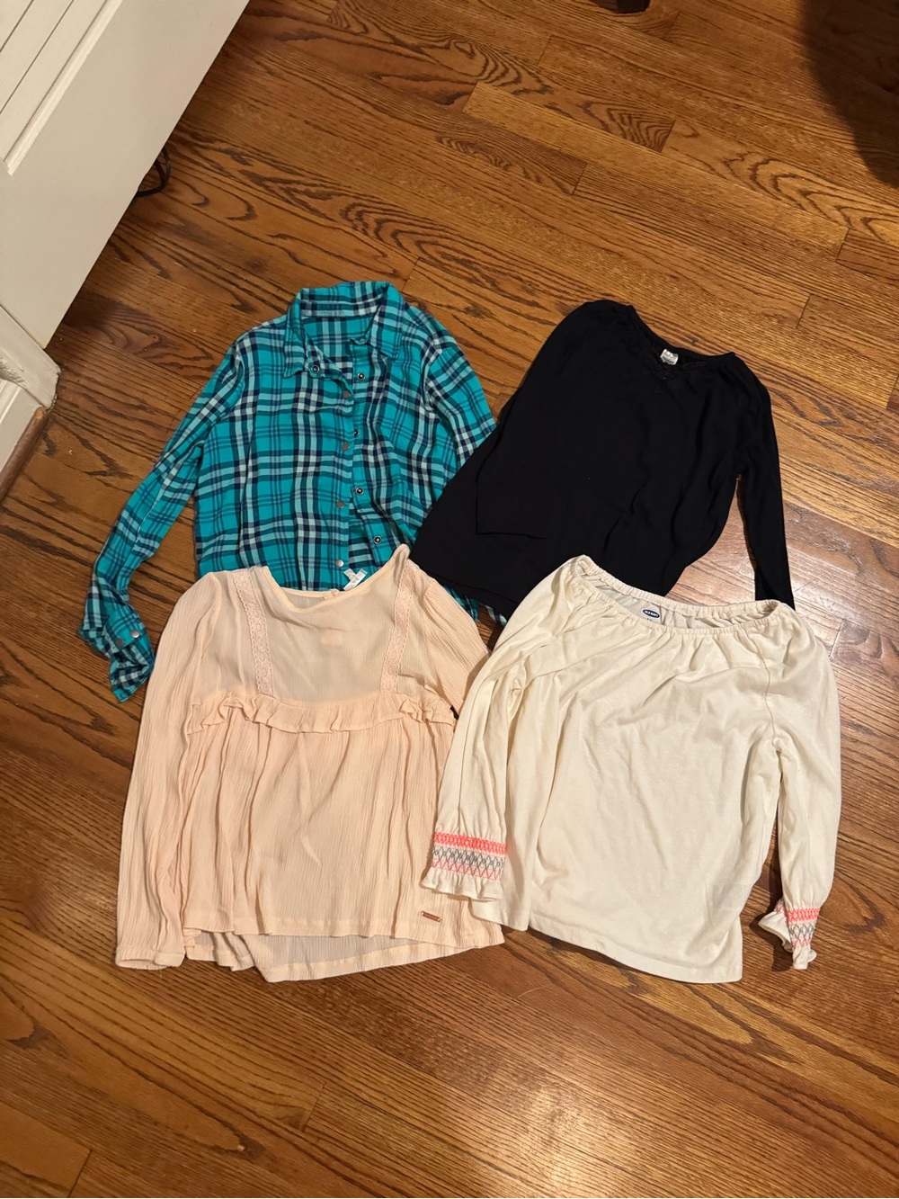 Bundle of 4 long sleeve shirts